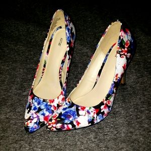 Floral/multi color, Apt 9 pump.